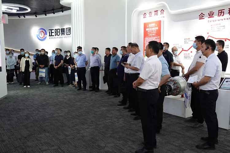 濟(jì)寧地區(qū)高端裝備制造各龍頭企業(yè)組團(tuán)到正陽集團(tuán)考察參觀，尋求合作，共謀發(fā)展
